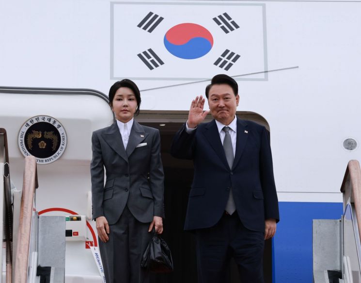 尹, 필리핀·싱가포르·라오스 순방차 출국…아세안 정상회의 참석(종합)