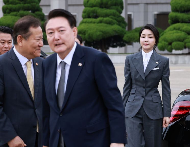 尹, 필리핀·싱가포르·라오스 순방차 출국…아세안 정상회의 참석(종합)