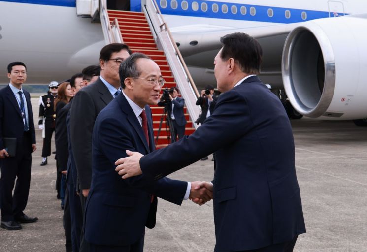 尹, 필리핀·싱가포르·라오스 순방차 출국…아세안 정상회의 참석(종합)