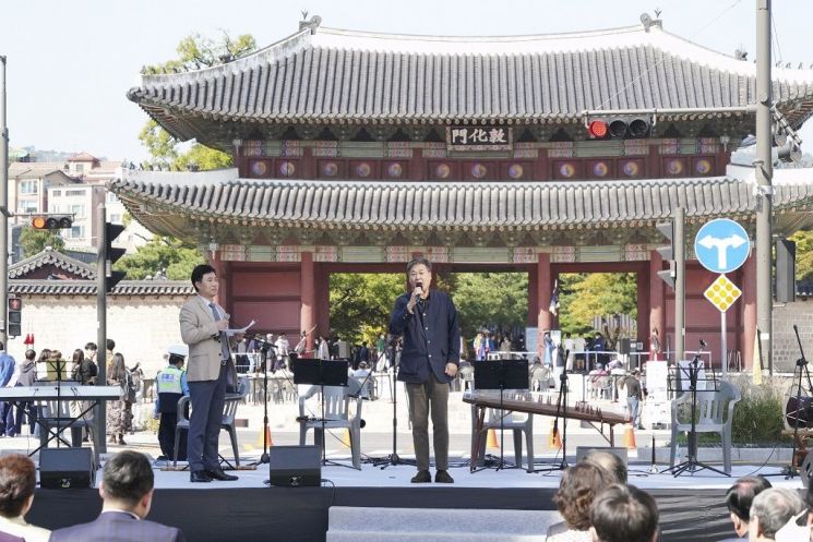 돈화문로 문화축제에서 정문헌 구청장이 인사말을 하고 있다. 종로구 제공.