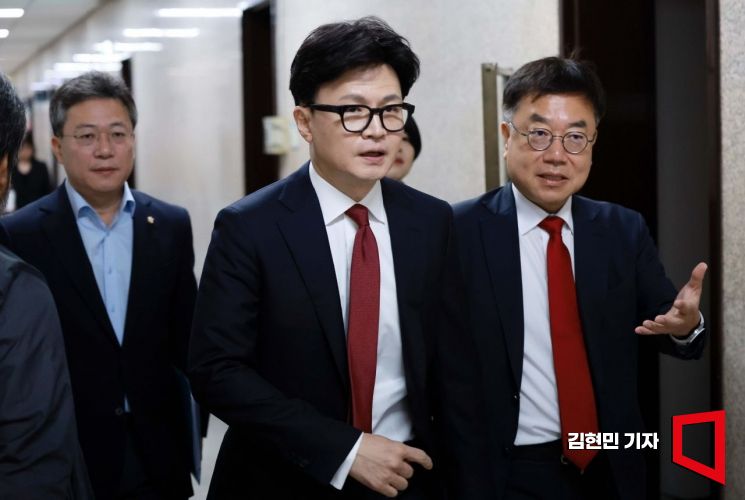 [포토] 회의실 향하는 한동훈 대표
