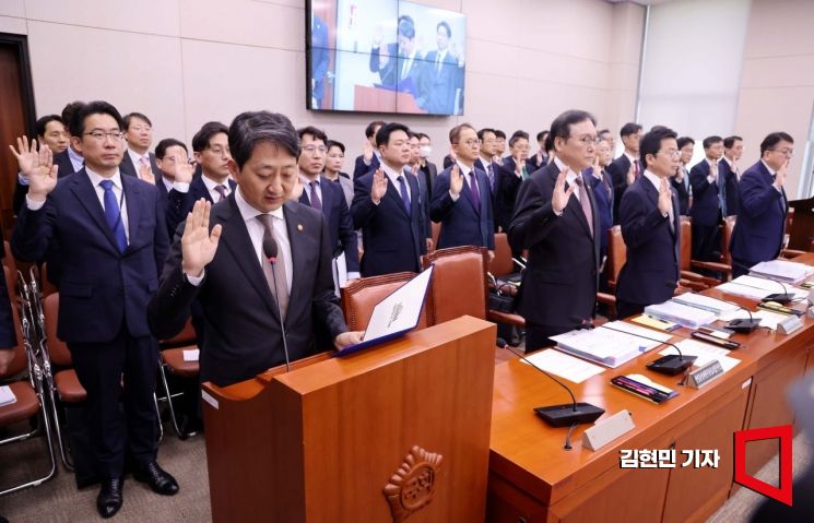 안덕근 산업통상자원부 장관이 7일 국회에서 열린 산업통상자원중소벤처기업위원회의 산업통상자원부 등에 대한 국정감사에서 증인선서를 하고 있다. 사진=김현민 기자 kimhyun81@