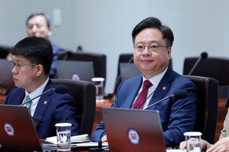 [2024 국감]조규홍 복지장관 "의대 교육과정 단축안, 사전협의 못했다"