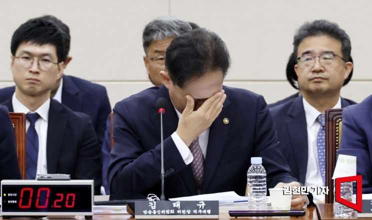 [포토] 얼굴 만지는 김태규 방통위원장 직무대행
