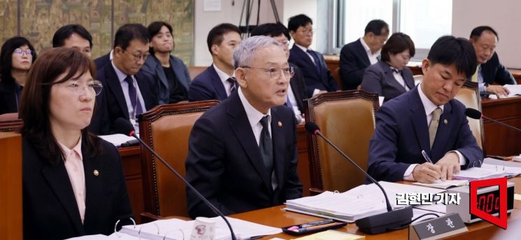 [포토] 국감 질의에 답하는 유인촌 장관