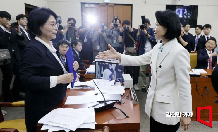 [포토] 손 내미는 이진숙 방통위원장