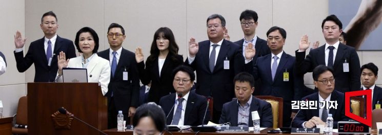 [포토] 국정감사 증인 선서하는 이진숙 방통위원장