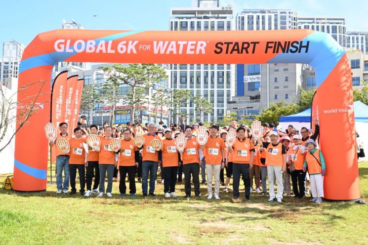 강수현 양주시장이 지난 5일 관내 옥정호수공원 및 잔디마당에서 개최한 ‘월드비전 2024 Global 6K for Water 양주 캠페인’에 참석해 기념사진을 찍고 있다. ＜사진=양주시＞