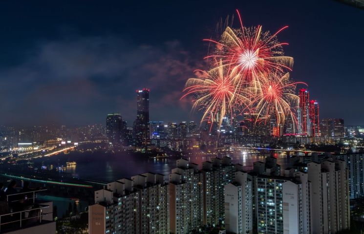 5일 오후 서울 여의도 한강공원에서 열린 '2024 서울세계불꽃축제'에서 불꽃이 가을밤을 수놓고 있다. [사진출처=연합뉴스]