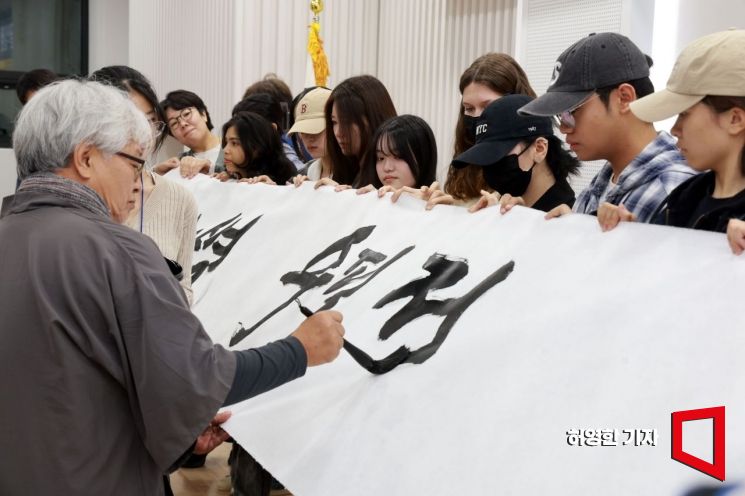 578돌 한글날을 맞이해 8일 연세대학교 언어연구교육원 한국어학당에서 제30회 외국인 한글백일장이 열렸다. 서예가 한창환 선생이 글제를 붓글씨로 써서 발표하고 있다. 사진=허영한 기자 younghan@