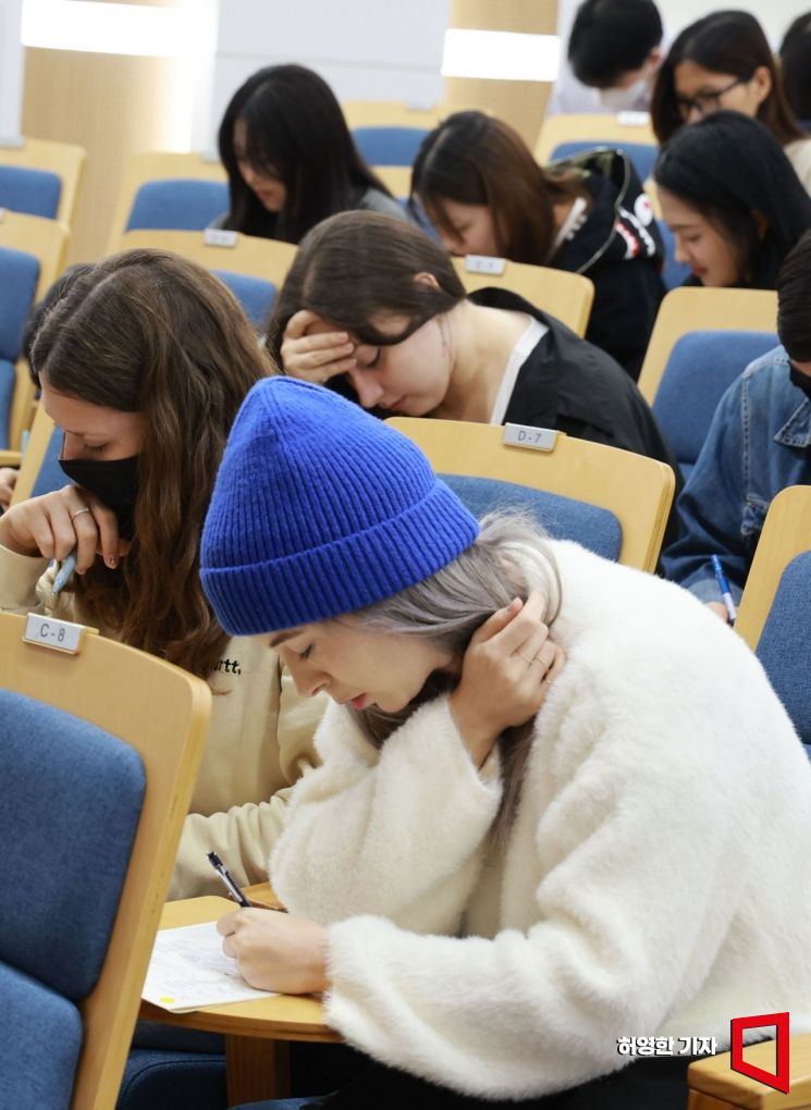 무협 "중소 수출기업 절반, 외국인 사무직 채용 의사"