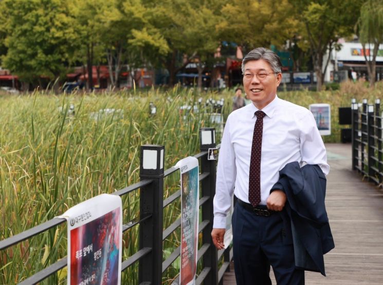 지난 7일 대구 수성못에서 본지와 인터뷰한 황병우 DGB금융지주 회장이 연못을 바라보고 있다. [사진제공=DGB금융지주]