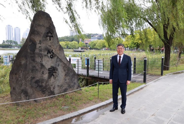 지난 7일 대구 수성못에서 본지와 인터뷰한 황병우 DGB금융지주 회장이 기념촬영을 하고 있다. [사진제공=DGB금융지주]