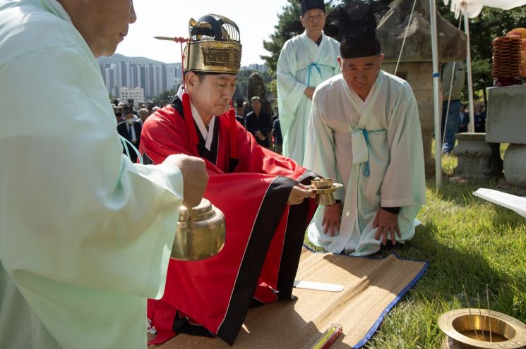 김동근 시장이 9일 신숙주 선생 추향제에 참석해 추모하고 있다. ＜사진=의정부시＞