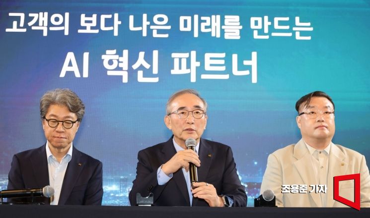 김영섭 KT 대표가 10일 서울 중구 노보텔앰배서더 동대문에서 열린 'AICT 사업전략 기자간담회'에 참석, 마이크로소프트와 협력 배경, 향후계획 및 'AICT 컴퍼니' 를 향한 사업전략에 대해 취재진의 질문에 답하고 있다. 사진=조용준 기자 jun21@