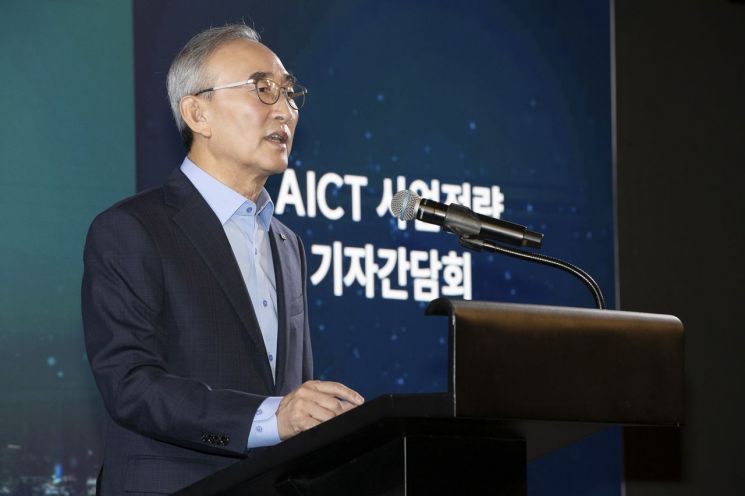 김영섭 KT 대표가 10일 오전 '노보텔 앰배서더 서울 동대문'에서 열린 'AICT 사업전략 발표 기자간담회'에서 발언하고 있다/사진=KT