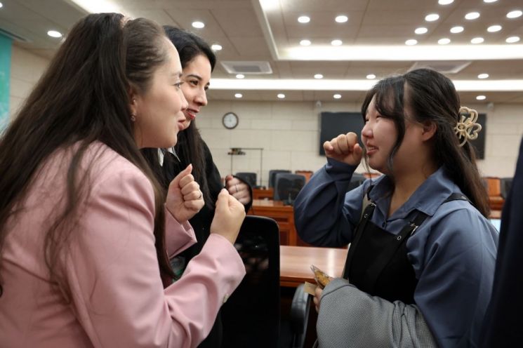 '세계 여아의 날'을 하루 앞둔 10일 통일부가 남북관계관리단에서 개최한 주한 여성 외교단 초청 간담회에서 탈북 경험을 소개한 노진해양(16). [사진제공=통일부]