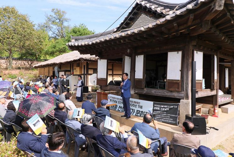 9일 개최된 민세 안재홍 선생 생가 문화제에서 정장선 평택시장이 인사말을 하고 있다. [사진제공=평택시]