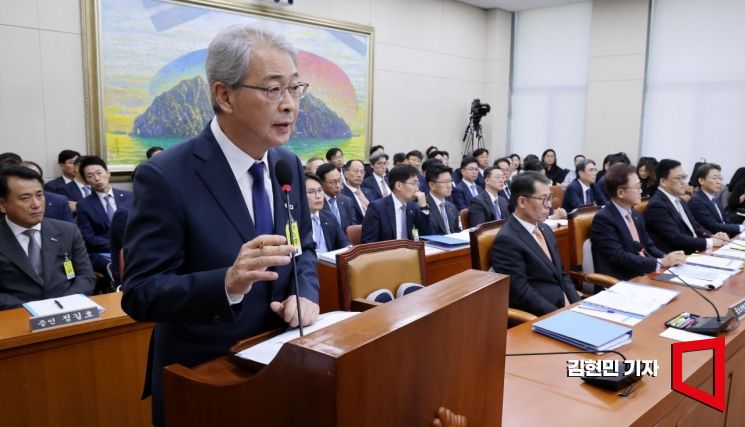 고개 숙인 임종룡 "회장 인사권 포기"…조기 사퇴설은 '일축'