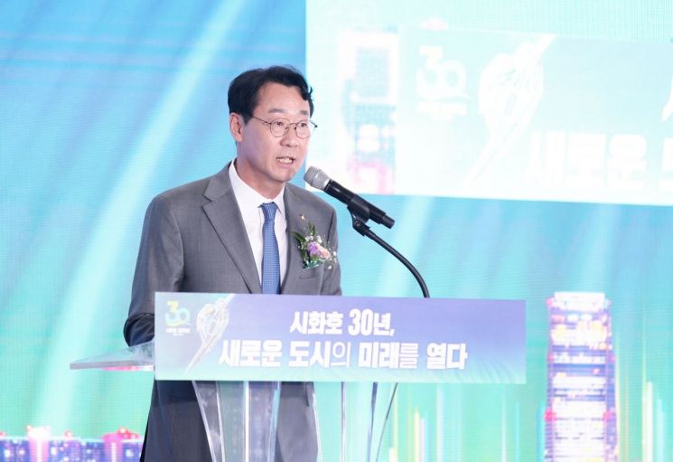 정명근 화성시장이 10일 개최된 '시화호 30주년 기념식'에서 축사를 하고 있다. [사진제공=화성시]