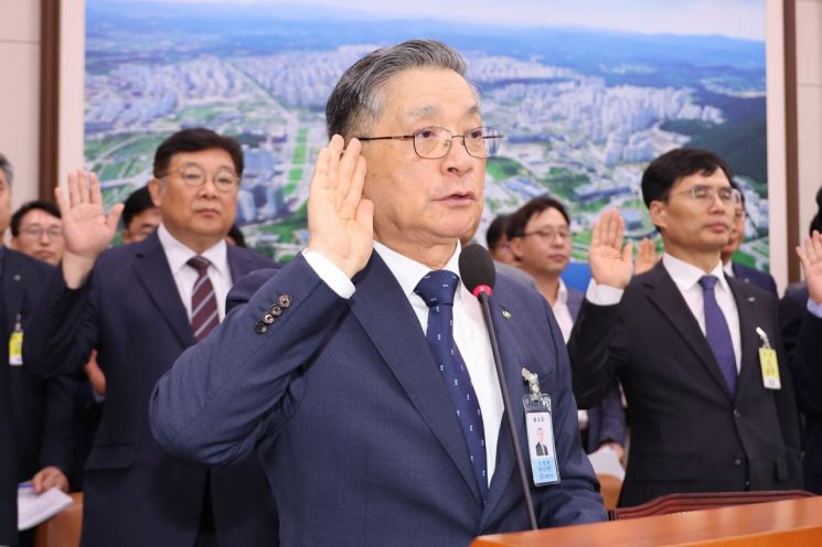 이한준 한국토지주택공사(LH) 사장이 10일 오전 국회에서 열린 국토교통위원회 국정감사에서 증인 선서를 하고 있다. / 사진출처=연합뉴스