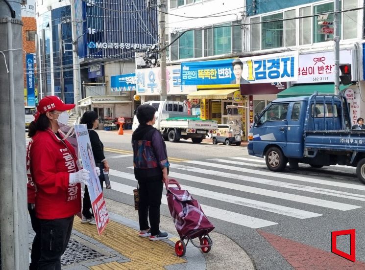 10일 부산 금정구 부곡동에 금정구청장 보궐선거에 출마한 김경지 더불어민주당 후보 현수막이 걸려 있다. 맞은편에는 윤일현 국민의힘 후보 운동원이 선거운동을 하고 있다. /사진=오지은 기자 joy@