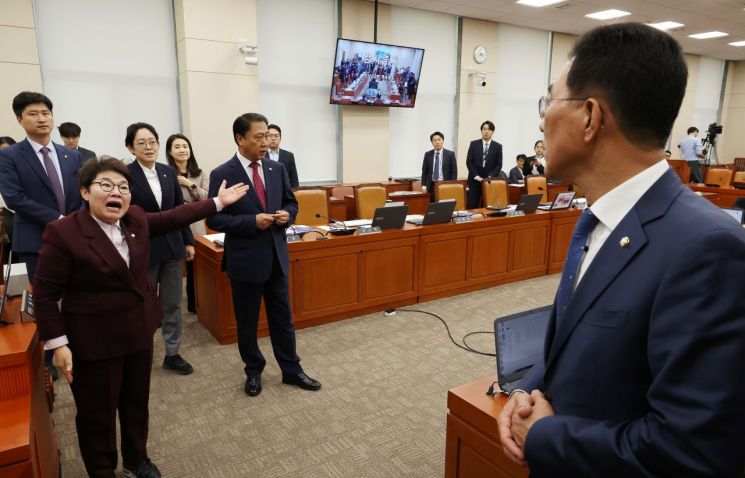 국감에서 반복되는 역사관 공방…퇴장 요구에 고성 얼룩져