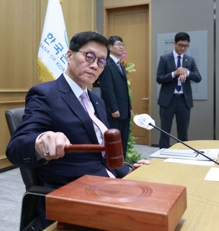 한국은행 금융통화위원회(금통위)는 11일 오전 서울 중구 한은 본관에서 열린 통화정책방향 결정회의에서 기준금리를 연 3.25%로 결정했다고 밝혔다. 종전 3.50%에서 0.25%포인트 하향했다. 이창용 한은 총재가 의사봉을 두드리고 있다.(사진제공 : 한국은행)