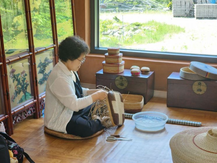 남편에게서 완초장 사사한 유선옥씨, 국내 유일 보유자로