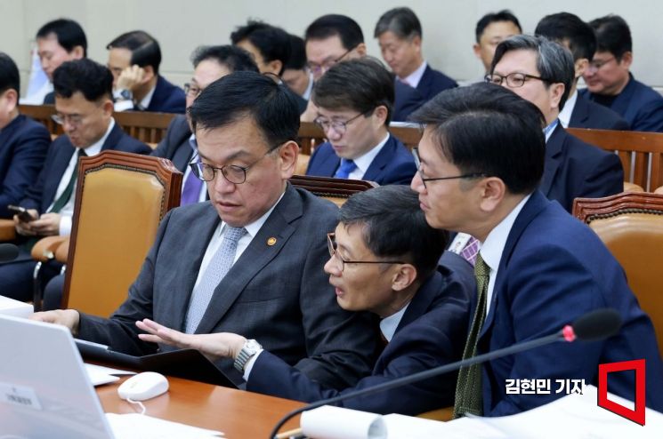 [포토] 관계자와 대화하는 최상목 부총리