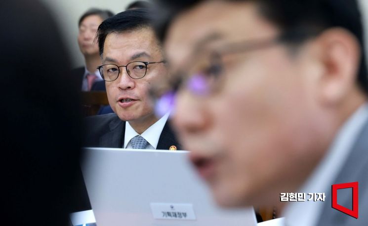 [포토] 진성준 의원의 자료 요청 듣는 최상목 부총리