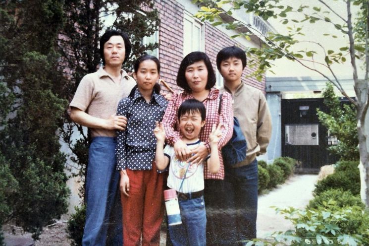 한강 父 "딸, 기자회견 안 한다…전쟁으로 이렇게 많이 죽는데 무슨 잔치"