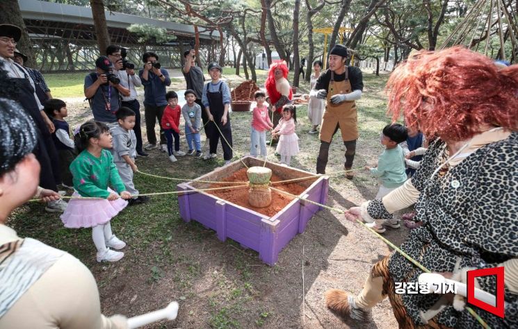 [포토] 선사시대 흙벽돌 만들기 체험하는 어린이들