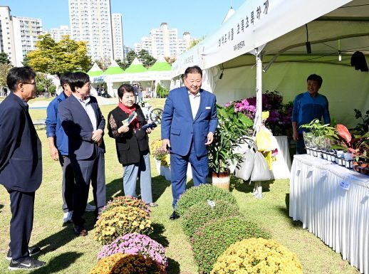 김경일 파주시장이 '제3회 파주시도시농업박람회’가 열리고 있는 현장을 둘러보고 있다. ＜사진=파주시＞