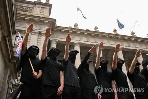 "히틀러 만세" 나치경례 호주 경찰…최대 징역 1년