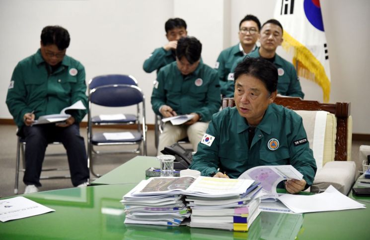 어제(13일) 밤, 화천군청에서 열린 양돈농가 ASF 의심 신고 대책회의에서 최문순 군수가 관련 부서에 철저한 대응을 지시하고 있다. ＜사진 제공=화천군청＞