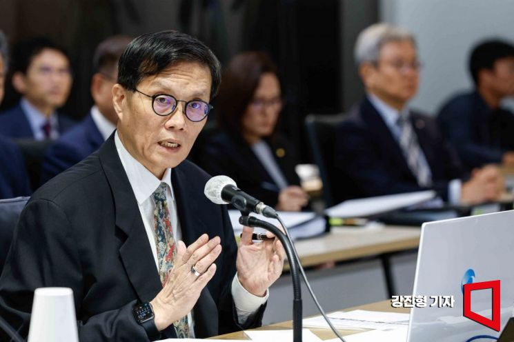 이창용 한국은행 총재가 14일 서울 중구 한국은행에서 열린 기획재정위원회의 한국은행 국정감사에 참석해 의원 질의에 답하고 있다. 사진=강진형 기자aymsdream@