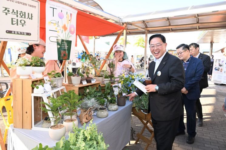 강수현 양주시장이 강수현)가 지난 12일 양주시 하나로마트 농협양주농산물유통센터에서 진행한 ‘2024 양주시 사회적경제 나눔장터 기버마켓’에서 시민들과 함께 환하게 웃고 있다. ＜사진=양주시＞