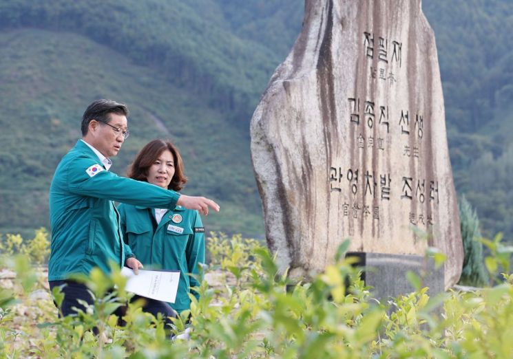 진병영 군수가 함양군 휴천면 주요 사업장인 동호마을 차밭 조성지 현장 점검을 하고 있다.