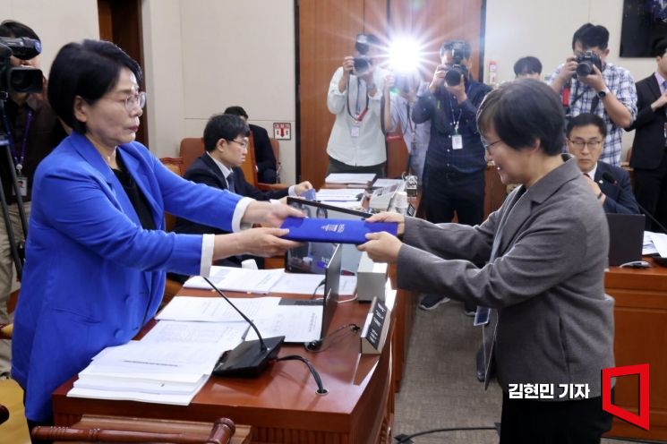 [포토] 선서문 제출하는 권태선 이사장