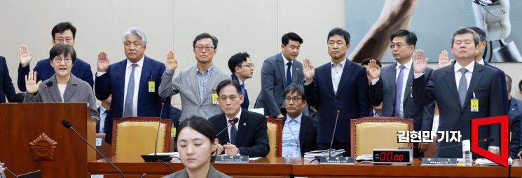 [포토] 선서하는 권태선 방문진 이사장과 박민 KBS 사장