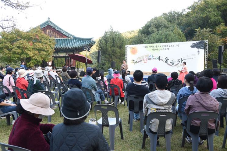 김동근 의정부시장이 지난 12~13일 전통사찰 회룡사에서 열린 ‘산사에 물들다’ 행사에 참석해 인사말을 하고 있다. ＜사진=의정부시＞