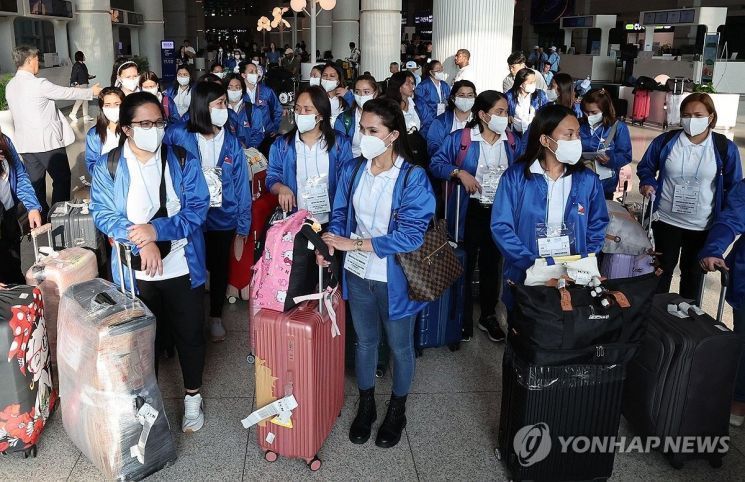 한동안 한국 얼씬도 못한다…'무단이탈' 필리핀 가사관리사 2명 강제출국