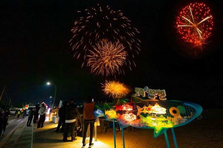 지난 11일부터 13일까지 3일간 고성군 거진11리 해변에서 진행된 ‘제24회 고성통일명태축제 굿럭 페스티벌’ 밤 공연 장면.＜사진 제공=고성군청＞