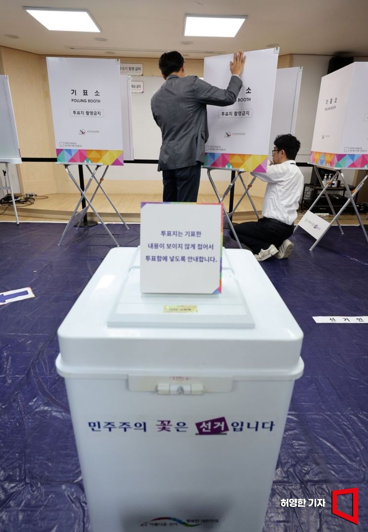 서울시교육감 보궐선거를 하루 앞둔 15일 오후 서울 송파구 오륜동주민센터 다목적실에서 선관위 관계자들이 기표소를 설치하고 있다. 2024.10.15. 사진=허영한 기자 younghan@