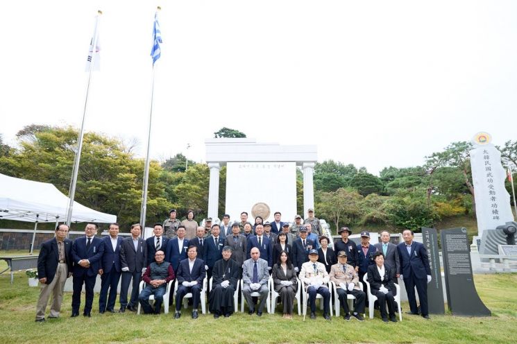 여주시는 지난 14일 영월공원 내 그리스군 참전 기념비에서 6·25전쟁에 참전하여 고귀한 생명을 산화하신 그리스군의 숭고한 희생을 추모하기 위한 추도식을 열고 있다. ＜사진=여주시＞