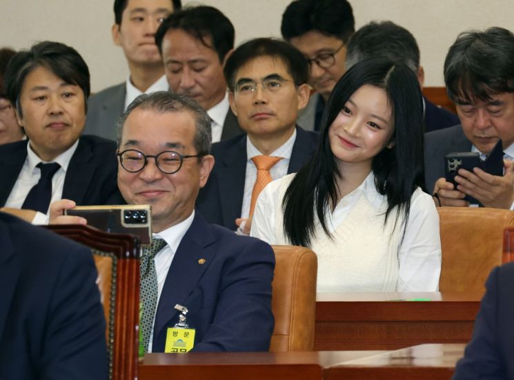 국회 온 '하니' 찰칵 최민희…개혁신당 이기인 "한숨 나오네"