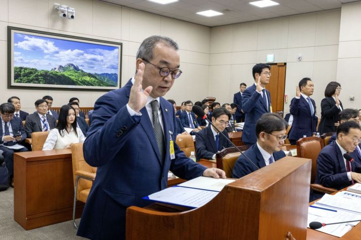 노동자 사망해 국감 불려나온 한화오션 사장, 하니와 '미소 셀카'