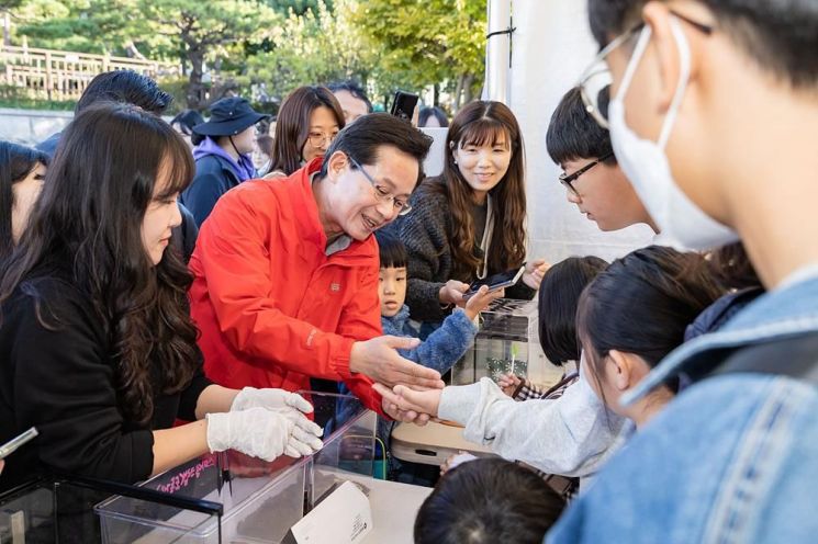 지난해 영등포구 청소년 교육축제에 참석한 최호권 영등포구청장