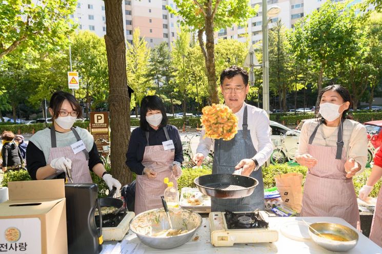 '제4회 전설의 부침개 달인' 행사에서 부침개를 던져 뒤집는 이기재 구청장. 양천구 제공.